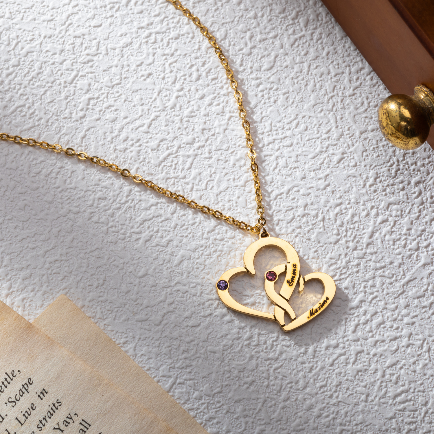 Collar personalizado de corazones entrelazados con piedras de nacimiento y nombres grabados