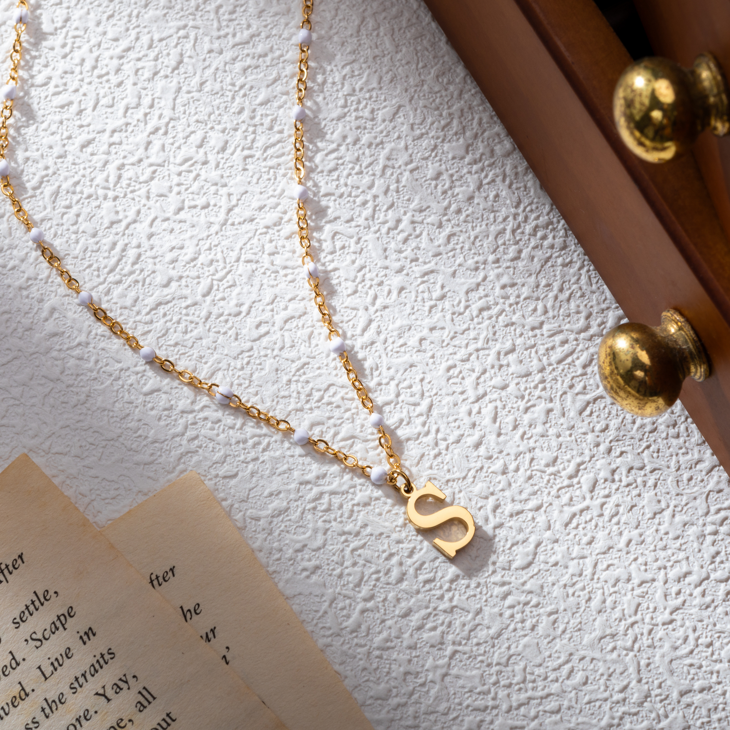 Collar con inicial personalizado y cadena de cuentas