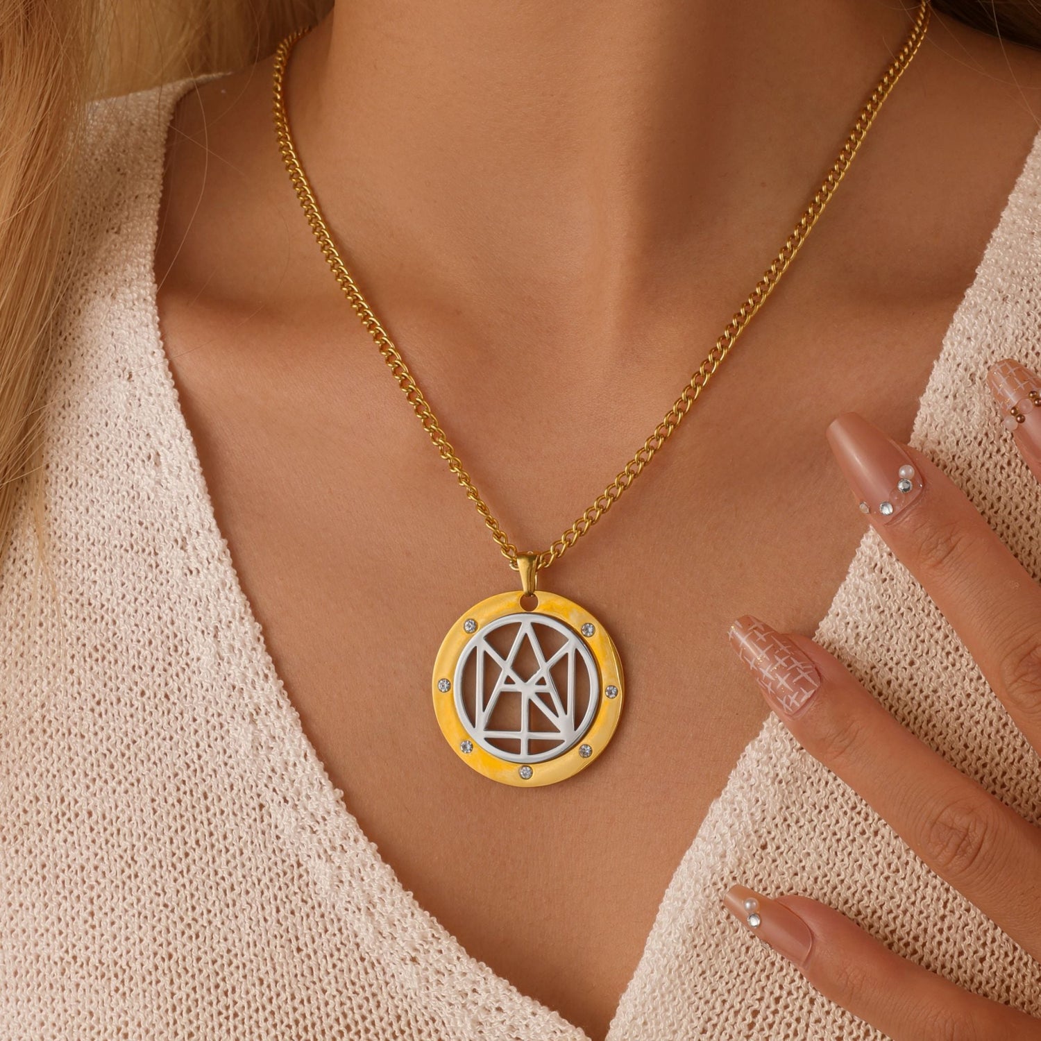 Collar con monograma de prestigio