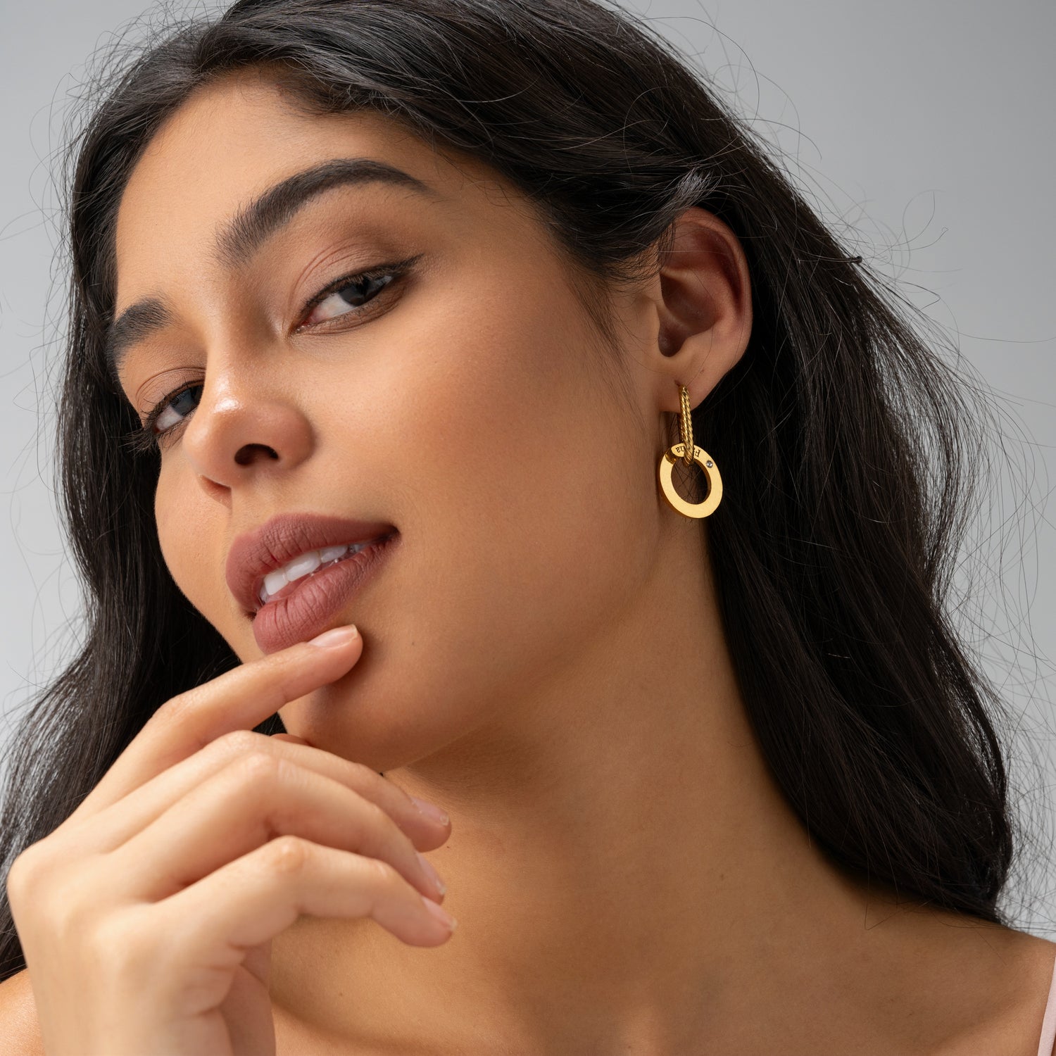 Pendientes de aro grabados con aro retorcido y cristal transparente