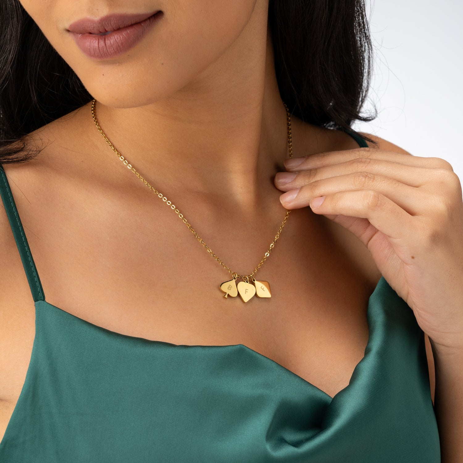 Colgante con inicial de naipe personalizado