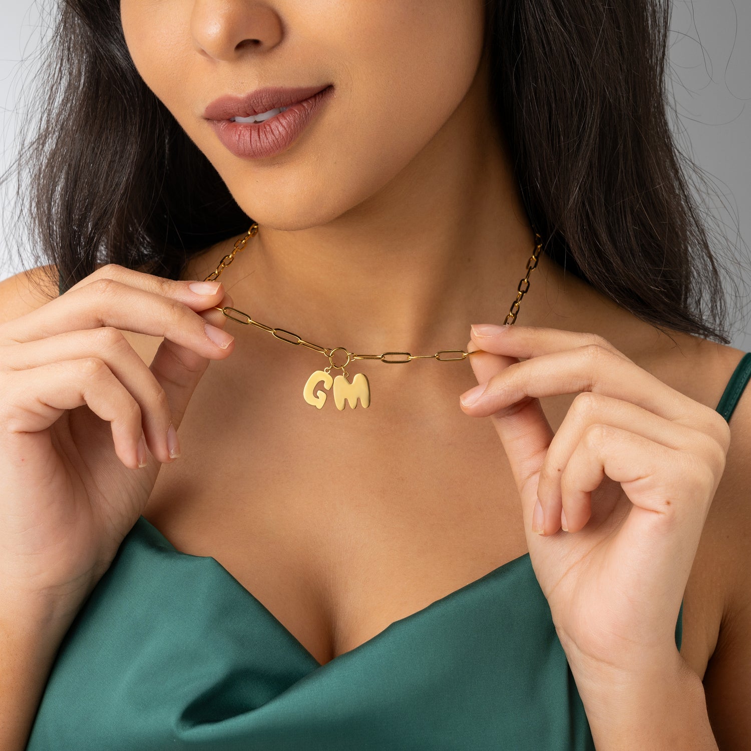 Collar con nombre y letra de burbuja