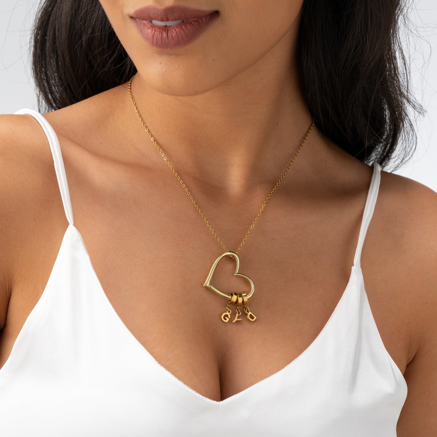 Collar de corazón abierto personalizado con 1 a 4 iniciales