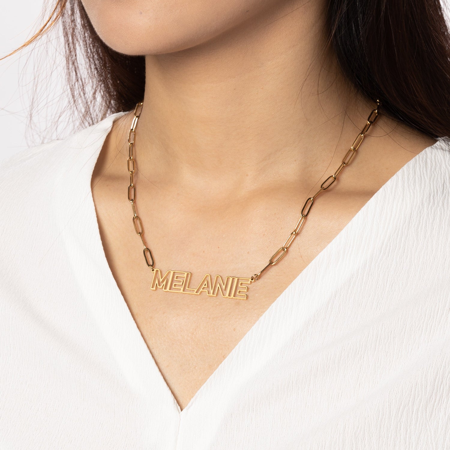 Collar con nombre y letra mayúscula hueca